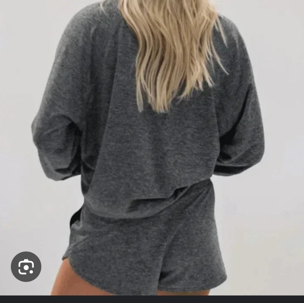 NWOT Feat Womens 2 Piece Lounge Set Heathered Grey Sweatshirt And Shorts Size S - Picture 2 of 16